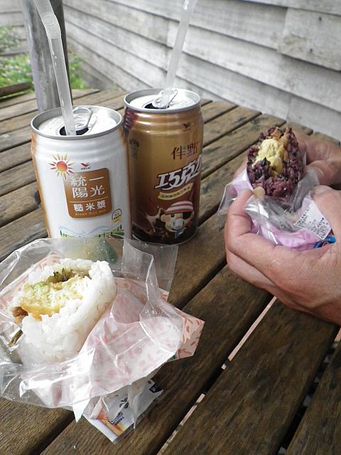 朝ごはんはコンビニ系。台湾式おにぎり。