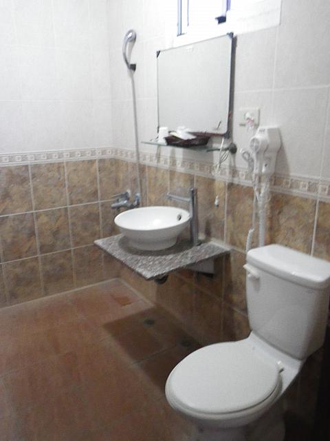 屋内にはトイレとシャワー。