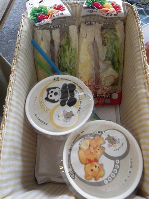 バスケット入りの朝ごはん