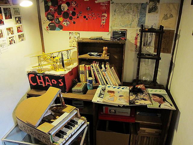 席の近くには様々なディスプレイが！まるで自分の家にいるようで落ち着けるんですよね～