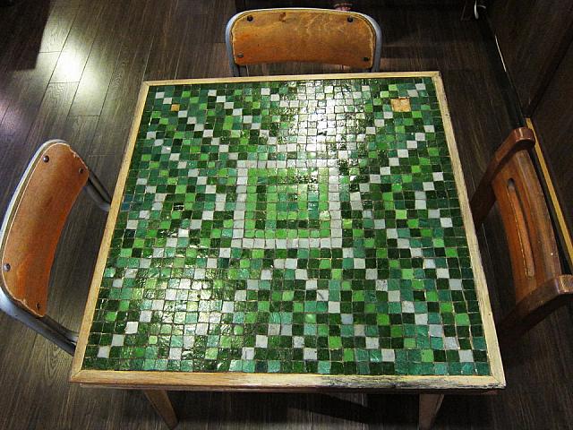 この机に座ると何だか地面に座った感覚に陥ってしまいました。