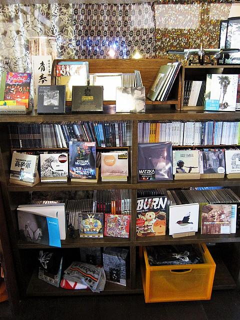 棚にはたくさんのCDが飾られていますが、メジャーなアーティストでない方もちらほら。実はここでたまにアーティストの方がここでパフォーマンスをするんです。