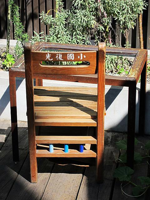 この椅子と机は「光復國小」のものだったんですねぇ
