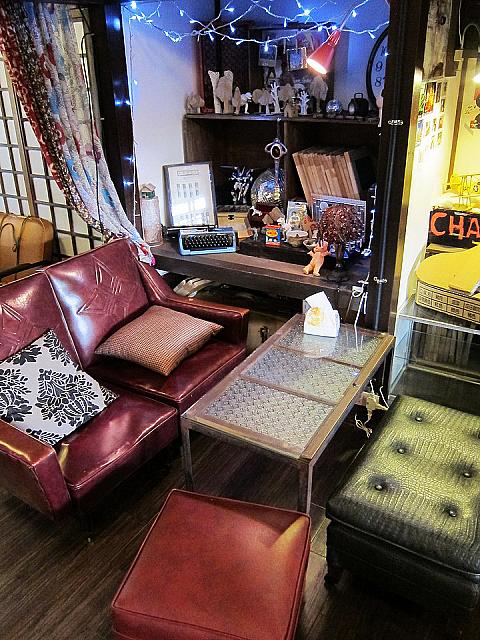 この机をじっくり見てみると・・・