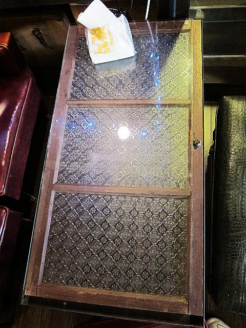 わぁ～！伝統的な窓を机に改造したものでした！！