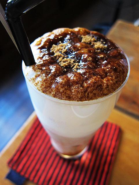 ドリンクは「黑糖卡布奇諾」を選択。黒糖の香りが微かにしますが、甘過ぎずいい感じ～！