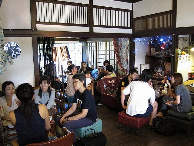 お店の中はお客さんでいっぱいです。