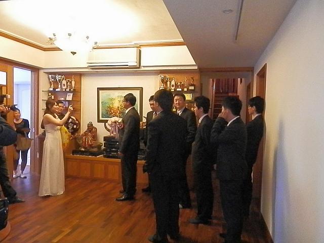 新郎が新婦を迎えにきました。が、たくさんのゲームが用意されて
いて、それをすべてクリアしなければいけないので
なかなか新婦に会えません…