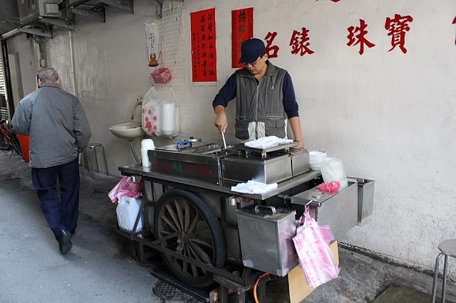 小さな屋台でお母さんと一緒に豆花を売っているんですって！ちゃんと横には椅子まで用意されていたので、ここで食べていくこともできるんです！