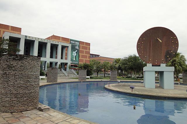 外観はこんな感じです。広すぎて、「国立台湾史前文化博物館（Narional Museum of Prehistory）」の碑が探せませんでした。凄くモダンな建物です