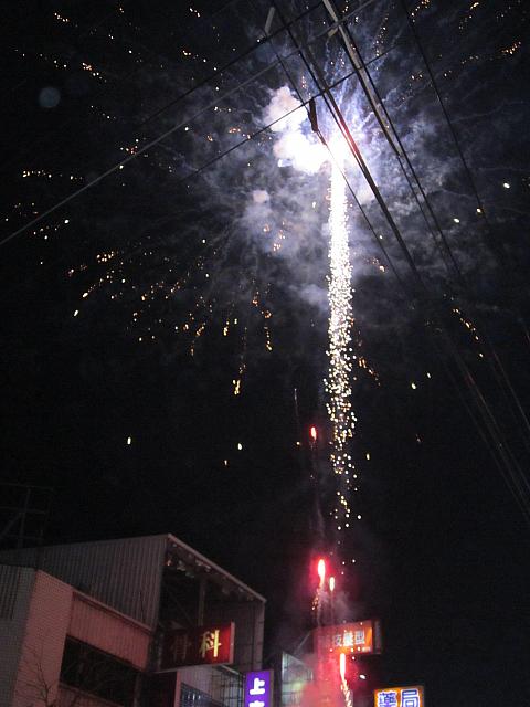 突然、ものすごい爆音で花火と爆竹が炸裂！！