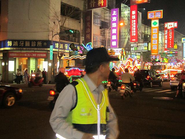 夜、買い物に出たナビは交差点にお巡りさんのような人がたくさんいるのを発見！これは？政府の要人の車が通るのか、或いはもしかして・・・