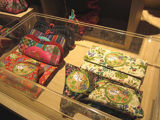 刺繍の小物入れもダントツでステキです。