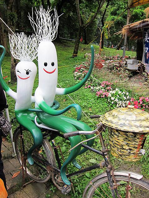 ここにはかわいい青ネギの人形がありました！