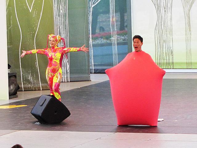 まずナビは「森活劇場」でパフォーマンスを鑑賞。ここでは毎日様々なパフォーマーによるパフォーマンスが見られます