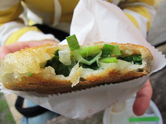 お腹がすいたので蔥油餅を食べました！宜蘭の三星で作られる三星蔥はネギの香りが高く特別美味しいんです☆