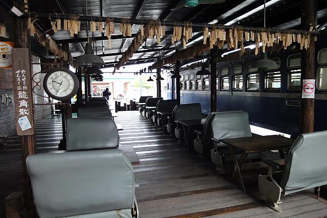 電車の内部を、建物の中に再現。鉄路便當とのからみを連想させてくれます。