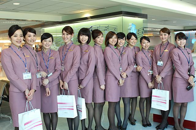 あっ！フライトアテンダントのみなさんが集まってる～！ナビもミーハーになって写真を撮らせてもらいました。みなさん美人ですよね～
