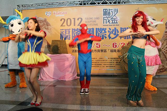 今年はちびっこも楽しめるようにユニバーサルスタジオのキャラクターやグリム童話のキャラクターも作品として飾られるのだとか！