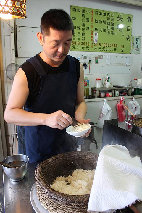 ご飯をよそうのは、櫛の様なしゃもじ！