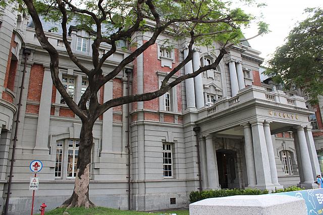 ロータリーでは、台湾文学館が目立ちます