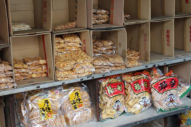 お菓子も朝から販売