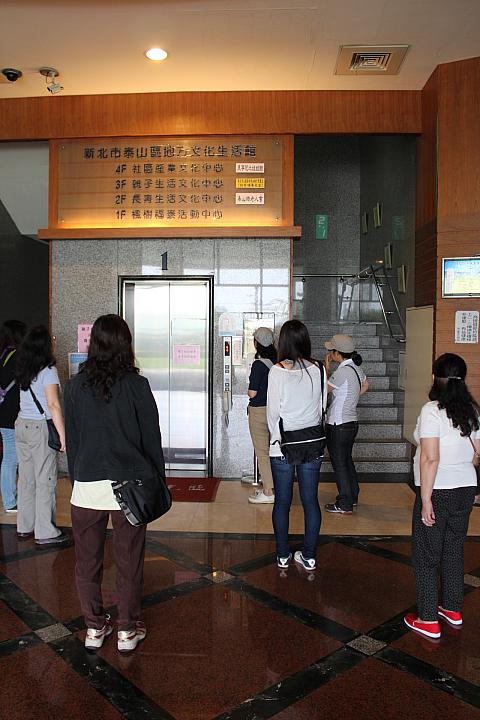 「泰山郷バービー人形産業文化館」は4Fにあるのでエレベーターで移動