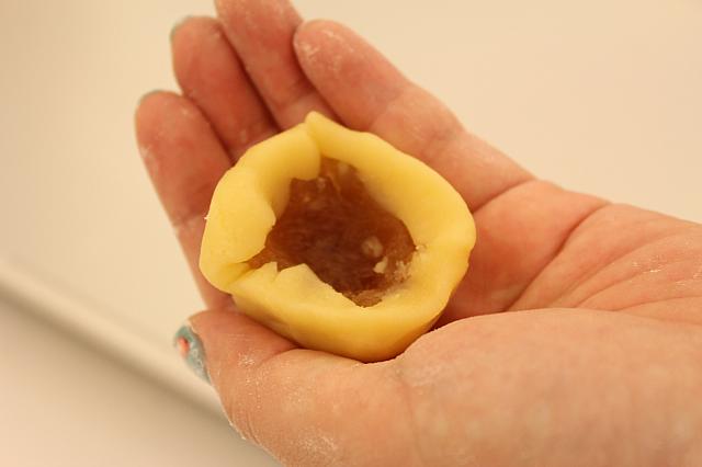 皮を丸く伸ばしその中に餡をIN