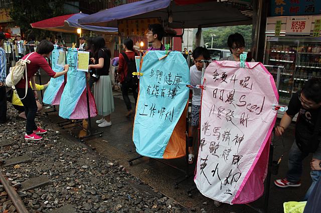 線路脇でランタンに願い事を書いていますよ～