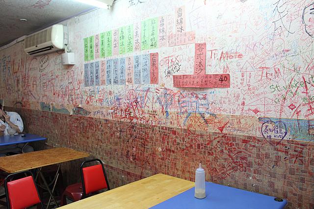 店内は南部の氷屋さんらしくらくがきがいっぱい！