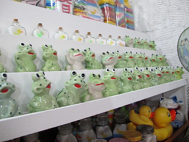 カエルグッズもたくさん売っているし、