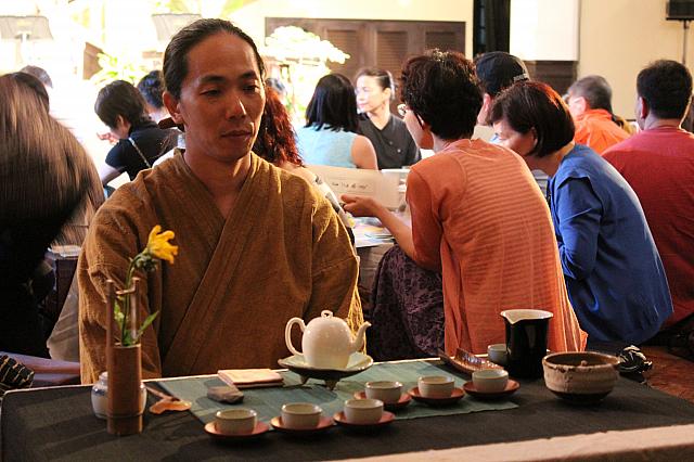 1席には5～6人の客人が座れ、茶人が一人ついてお茶を入れてくれます。