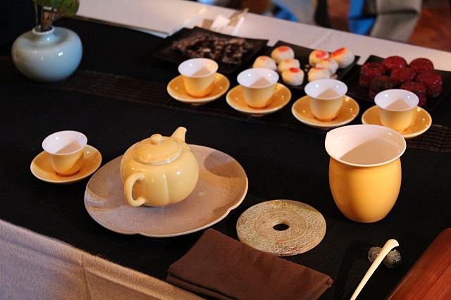 黄色い茶器はポップでかわいらしいですね！