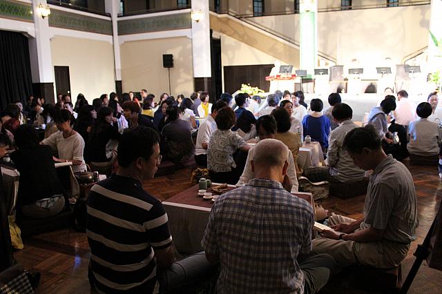 お茶はもちろん、音楽や華芸など様々な文化に触れられるんです。参加者も満員御礼状態！