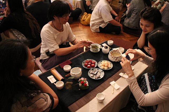 休憩中には同じ席の人達とおしゃべり！