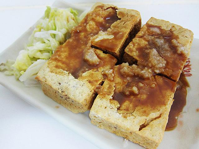 揚げたての臭豆腐は皮はカリカリ、中は柔らかいんです！豆腐のを割ってソースなどを詰めると、たくさんの味が混ざり合い、ジューシーでうんま～いい！