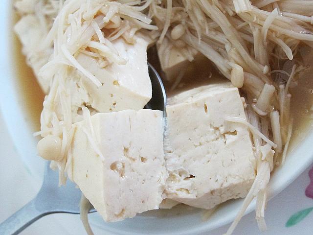 大量のエノキで見えませんでしたが、豆腐はひとつづつカットされていました！