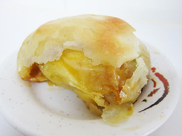 これが特製の「起司堡臭豆腐」。20元！臭豆腐の上にパイ生地を乗せてオーブンで焼いたんです♪チーズの香りが濃く、パイ生地と臭豆腐の中に塗られたミートソースにトウバンジャン！他では食べられない一品です♪