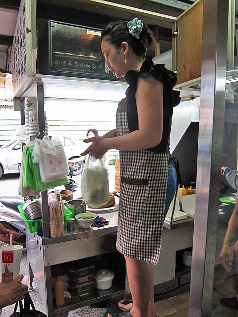 あれ？プラスチックの椅子の上で何をしてたんだろ・・・