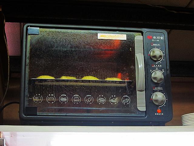 なるほど！こんな高いところにオーブントースターがあったんですねぇ。実はこれ、日替わりの特別臭豆腐を焼いていたんです