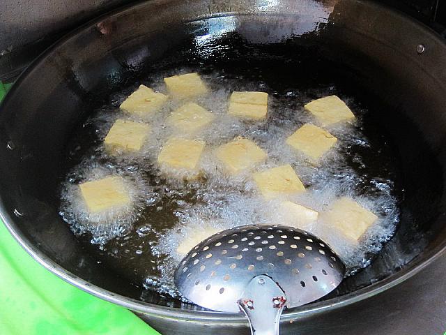 一番オーソドックスな「脆皮臭豆腐」を食べてみましょう！