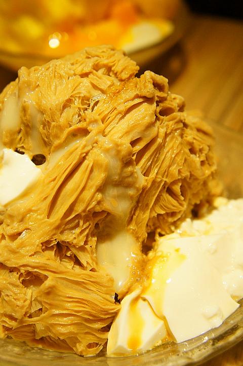 ナビが気になったのがこれ！「珍珠奶茶棉花甜 160元」直訳すると・・・「タピオカミルクかき氷」！！