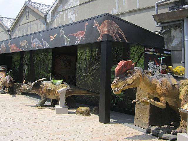 園区内では他の展覧（子どもが大喜びしそうな恐竜楽園）も開催中（有料）
