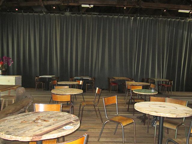 中は6月22日にオープンしたばかりのカフェ。箱舟というだけあって船をイメージした店内。
（現在の営業時間は10：00～18：00　月曜休み）
