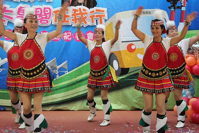 記者会見ではアミ族のダンサーが陽気にダンスを披露してくださいました！