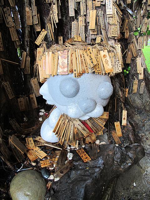 いつの間にか樹だけじゃなく置物にまで願い事をつるすようになってしまったようです