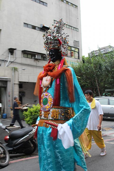 こんなにも大きな神様も歩きます！街を観光で歩いていて神様がひょっこり横に現れたらビックリしちゃうだろうなぁ・・・