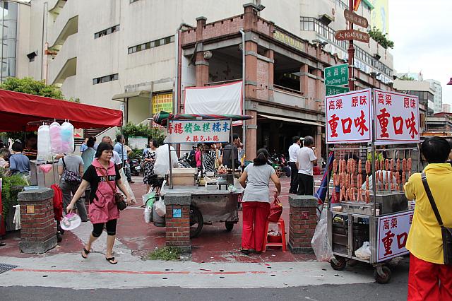 永樂市場前にはいつもより屋台が出ているような・・・さすがの商売人！