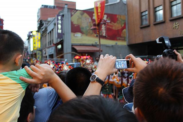 その後夜が更けるまで邪気払いの行進は続きます。悪いことをしているとつかまっちゃうので、この日はちびっこは家でおとなしくしているんだとか