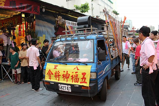 さぁ、車が霞海城隍廟にやってきましたよ～！